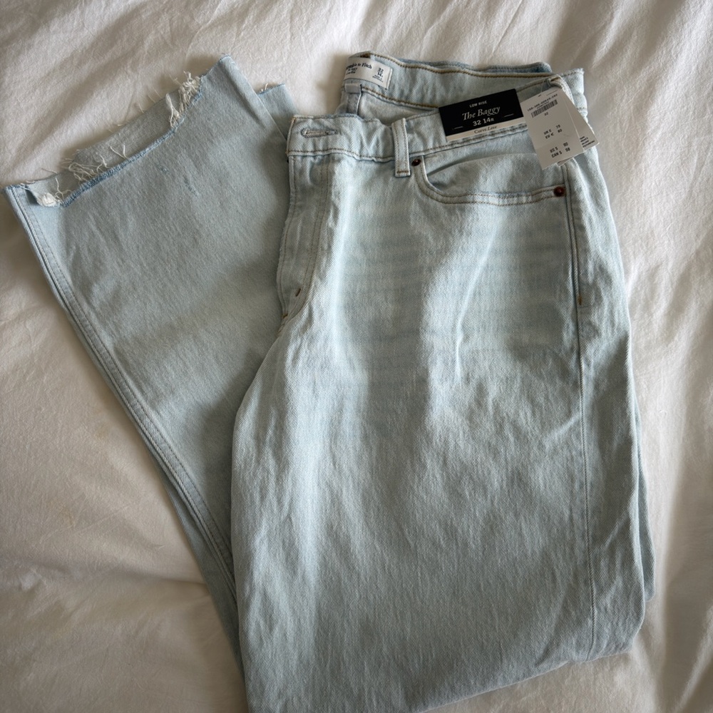 NWT Abercrombie Curve Low Rise Baggy Jeans - Picture 2 of 3
